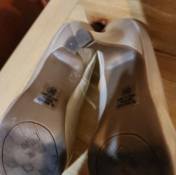 City Classified Women's Comfort Classic Pumps - Picture 9 of 13